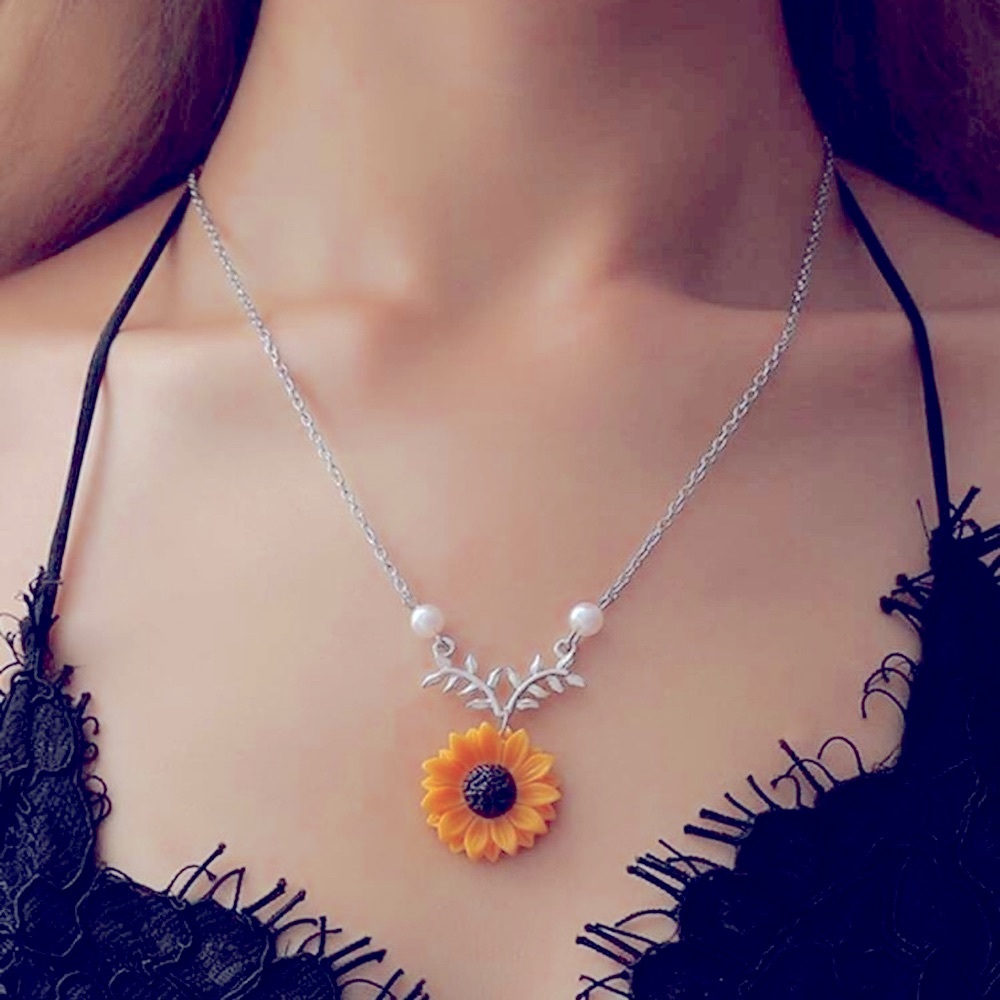 NWOT Flower & Leaf Pendant Necklace